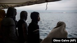 Архивска фотографија: Мигранти на бродот Опен армс на шпанската невладина организација Проактива