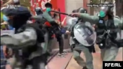 În Hong Kong, poliția intervine în forță și face sute de arestări