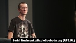 Олександр Кольченко на пресконференції в Києві, 10 вересня 2019 року. На футболці портрет Нестора Махна