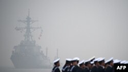 Американский эсминец Stethem близ шанхайского порта.