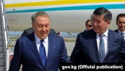 Kazakh President Nursultan Nazarbaev and his Kyrgyz counterpart Sooronbai Jeenbekov (file photo)