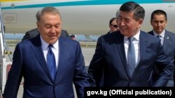 Нурсултан Назарбаев и Сооронбай Жээнбеков во время визита Назарбаева в Кыргызскую Республику. 14 апреля 2017 года. 