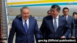 Сооронбай Жээнбеков в бытность премьер-министром встречает в аэропорту Бишкека президента Казахстана Нурсултана Назарбаева (слева). 14 апреля 2017 года.