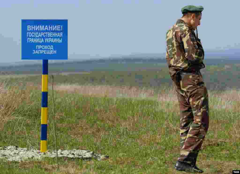A Ukrainian border guard at one of 150 posts set up by Ukraine along its border with Transdniester this spring (TASS) - In a long and wide-ranging interview with RFE/RL in February, Moldovan President Vladimir Voronin discussed his country's breakaway Transdniester region and relations with Ukraine, Russia, and the West.