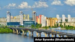Після російського вторгнення в Україну столична влада обмежила рух через Дніпро, зокрема деякими мостами, що сполучають лівий і правий береги, з міркувань безпеки