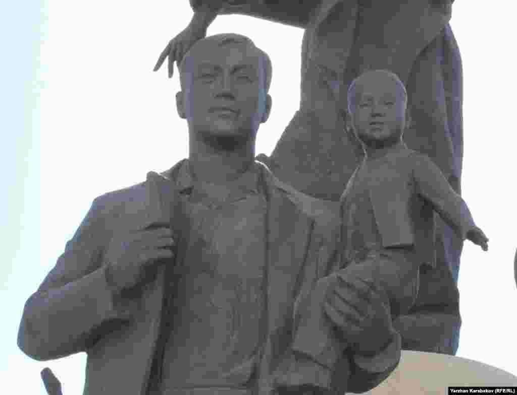Фигура молодого казаха-рабочего с мальчиком на руке в скульптурной группе &laquo;Казах ели&raquo;. Астана, 4 июня 2015 года.