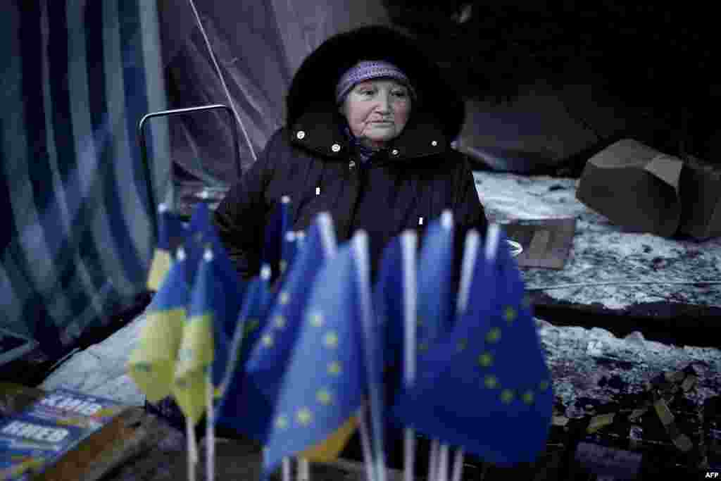 A street vendor sells Ukrainian and EU flags on Independence Square in Kyiv. (AFP/Angelos Tzortzinis)