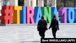 Dy gra me maska mbrojtëse në Tiranë. 