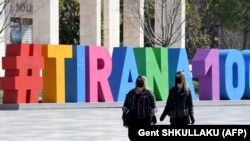 Dy gra të reja duke ecur në Tiranë.