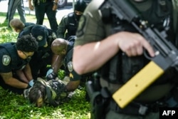 Poliția arestează un protestatar la universitatea Emory din Atlanta, Georgia, 25 aprilie 2024.