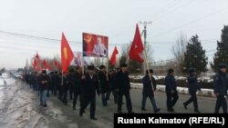 В Базар-Коргонском районе члены партии «Ата Мекен» устроили пеший марш в честь 60-летия Омурбека Текебаева.
