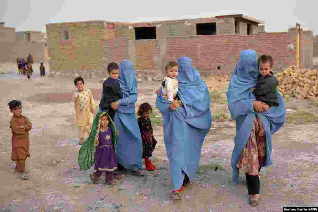 Вътрешно разселено афганистанско семейство, напуснало дома си по време на конфликта между талибаните и афганистанските сили, пристига от Херат.