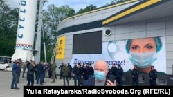 Напередодні у Дніпрі невідомі закрили будівлю громадського хабу «Медіапростір», де працював штаб «Руху опору капітуляції», банером з інформацією про те, що в споруді працює штаб протидії коронавірусу під егідою Червоного Хреста