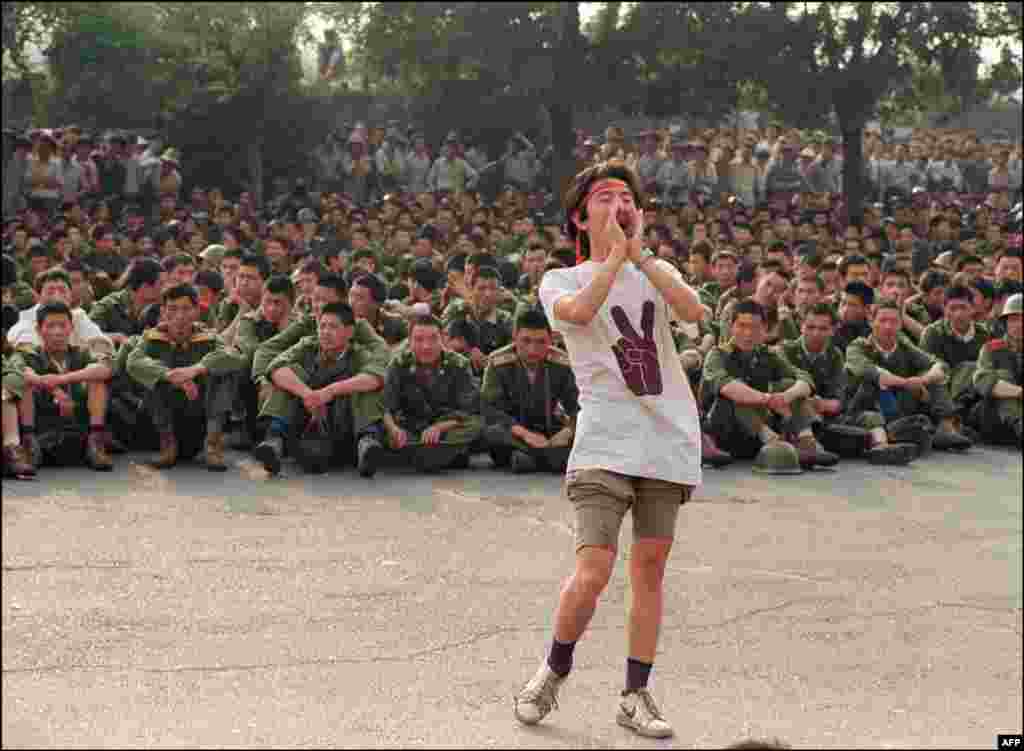 Un student cerîndu-le soldaților să nu intervină, la 3 iunie 1989.