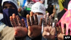 Активисты пакистанской партии «Жамаат-е-Ислами» показывают жест из четырех пальцев в знак поддержки свергнутого президента Египта Мухаммеда Мурси. Карачи, 20 августа 2013 года.