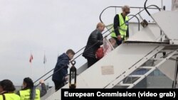 Пацієнти сідають на евакуаційний літак