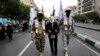 Anëtarët e forcave paraushtarake iraniane Basij, të veshur sikur militantë palestinezë dhe libanezë, improvizojnë arrestimin e kryeministrit izraelit Benjamin Netanyahu gjatë një tubimi pro-palestinez të sponsorizuar nga shteti, Teheran, 13 tetor 2023.