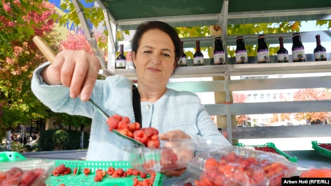 Afërdit Murati duke shitur produkte në tregun mobil në Prishtinë.