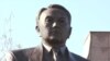 Ораторы превосходили друг друга в восхвалениях Назарбаева у его памятника
