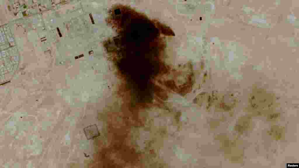 Satelitski snimak dima koji se uzdiže iz naftnog postrojenja kompanije Aramco u Abqaiku, u Saudijskoj Arabiji, 8. aprila. Prijavljeni napad ukazao je na krhkost primirja i dogodio se svega nekoliko sati nakon objave privremenog sporazuma o prekidu vatre između Sjedinjenih Država i Irana.