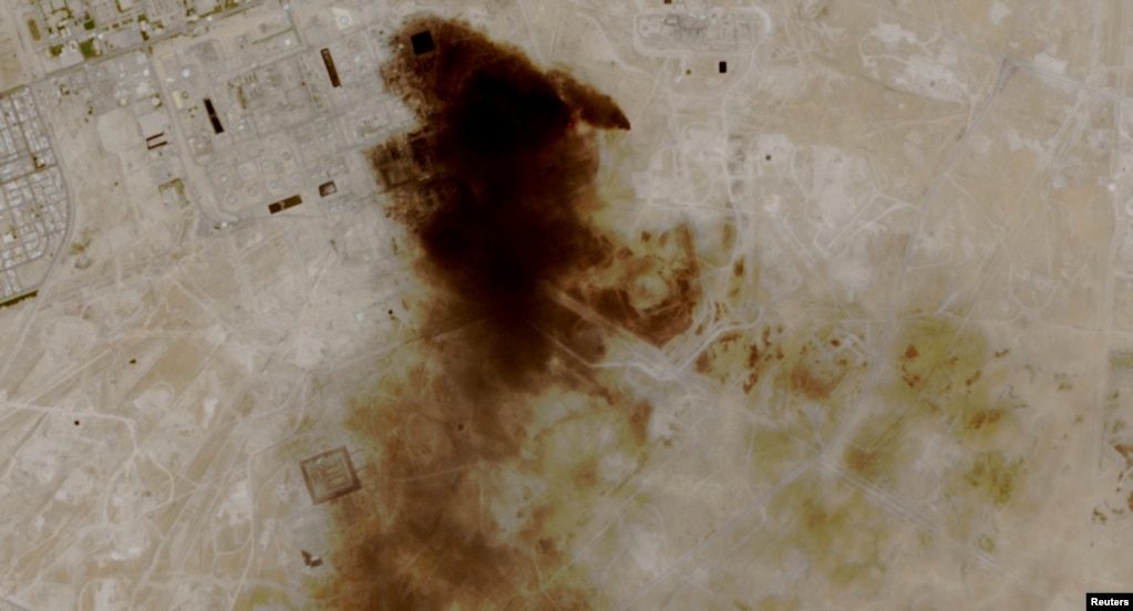 Ky imazh satelitor shfaq tym duke dalë nga fabrika e naftës Aramco në Abkaik të Arabisë Saudite më 8 prill. Sulmi i raportuar vë në pah brishtësinë e armëpushimit dhe ndodhi disa orë pasi marrëveshja u arrit.