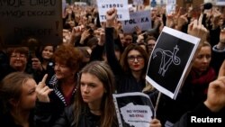 Ілюстрацыйнае фота. Пратэсты ў Польшчы супраць поўнай забароны на аборты, 3 кастрычніка 2016 году