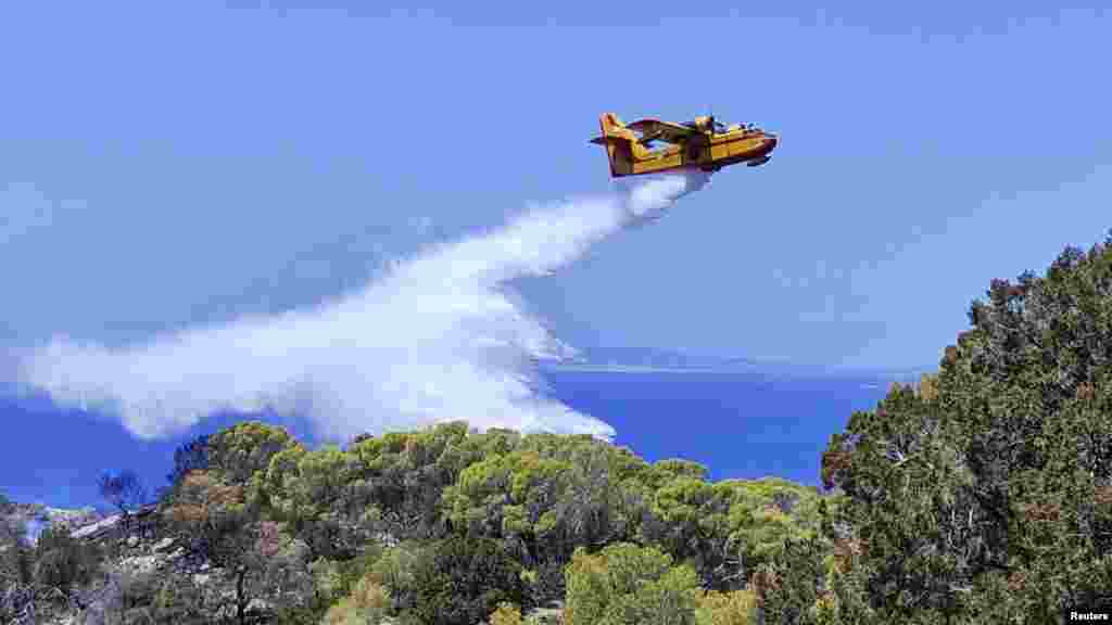 Un avion al pompierilor eleni intervenind pentru stingerea incendiului din insula Hydra. Între timp, pe cea mai mare insulă greacă, Creta, mai multe persoane au murit din cauza temperaturilor extrem de ridicate. Un turist german a fost găsit mort într-un canion, unde plecase singur în excursie.&nbsp;