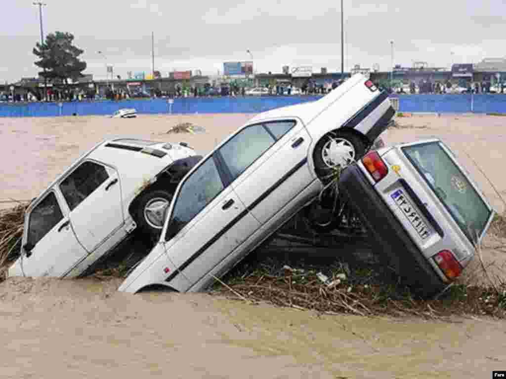 Iran – Poplave - Krajem prošlog mjeseca u iranskom gradu Ghom voda je nanijela velike materijalne štete.