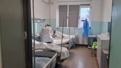 Një mjeke pranë një pacienti në Qendrën Klinike Universitare të Kosovës.