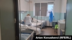 Një mjeke pranë një pacienti në Qendrën Klinike Universitare të Kosovës.