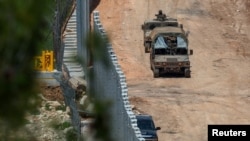 Vehicule militare israeliene pe partea israeliană a frontierei dintre Israel și Liban