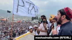 د پښتون ژغورنې غورځنګ مشر منظور پشتین په جنوبي وزیرستان کې ولسي غونډې ته وینا کوي - عکس له ارشیفه.