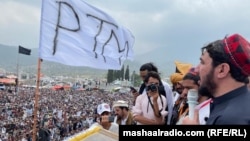 د پښتون ژغورنې غورځنګ مشر منظور پشتین په جنوبي وزیرستان کې ولسي غونډې ته وینا کوي - انځور له ارشیفه. 