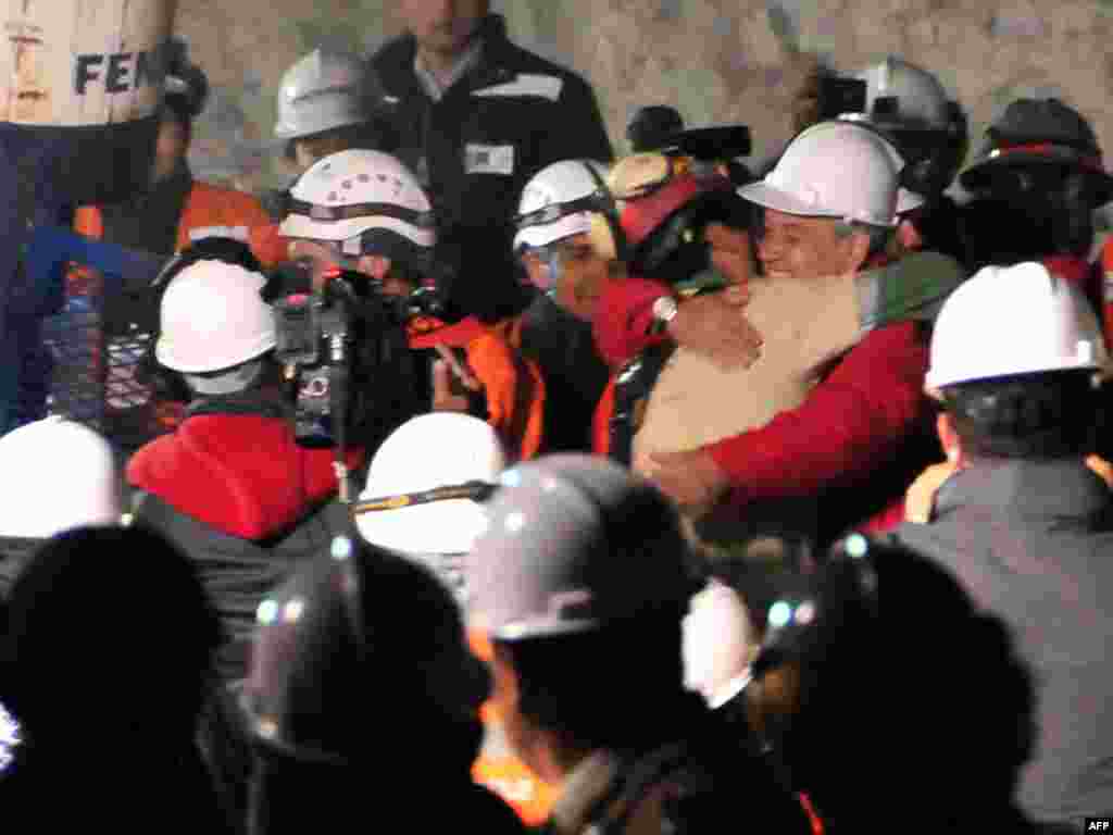  رئيس جمهوری شيلی با نخستین معدنچی که به سطح زمين رسيد