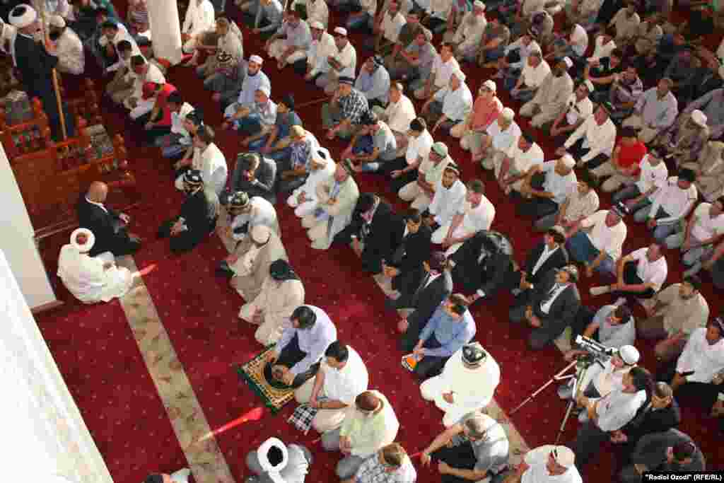 Намозгузорон дар масҷиди марказии Душанбе ҳангоми хутба хондани Саидмукаррам Абдулқодирзода