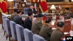 Kim Jong Un sa vojnim zvaničnicima, foto iz arhive
