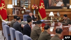 Pamje gjatë takimit të liderit verikorean, Kim Jong Un me gjeneralë ushtarakë.
