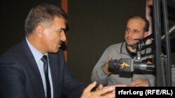 سید فتح محمد بها خبرنگار رادیو آزادی در جریان مصاحبهء اختصاصی با محمد ابراهیم ازهر معیین وزارت مبارزه با مواد مخدر افغانستان 