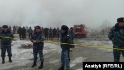Ұшақ құлаған жерде тұрған полиция қызметкерлері. Қырғызстан, 16 қаңтар 2017 жыл. 