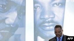 Sveštenik Džesi Džekson govori okupljenima na ceremoniji otvaranja spomenika Martinu Luteru Kingu mlađem u Vašingtonu, 16. oktobra 2011.