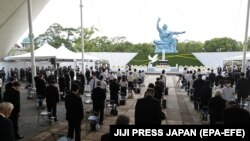 Архіўнае фота. Хвіліна маўчаньня падчас цырымоніі ў Парку міру ў Нагасакі, 9 жніўня 2021 году