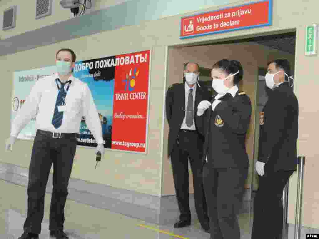 Crna Gora - Maske i u Podgorici - Svi zaposleni podgoričkog aerodroma su obavezni nositi maske i rukavice da bi se zaštitili od eventualnog virusa.
