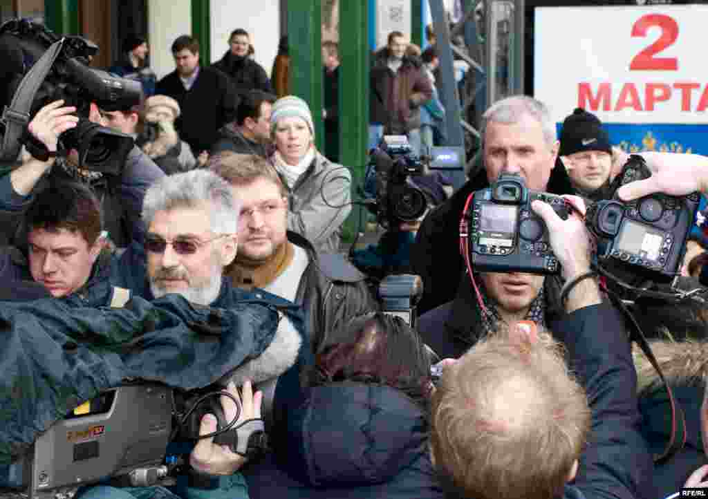 ...все внимание прессы переключилось на него