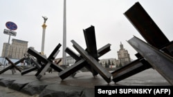 Páncélosok elleni akadály a kijevi Függetlenség terén 2022. március 2-án