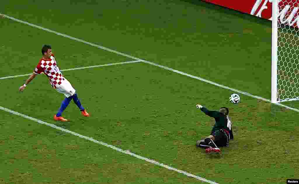 Mario Mandzukic ikinci qolunu vurur.