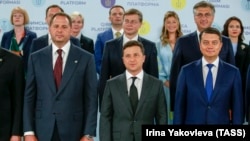 Президент Украины Владимир Зеленский (по центру) и другие официальные лица во время саммита «Крымской платформы» в Киеве, 23 августа 2021 года