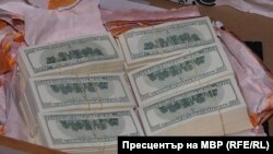 Част от намерените от ГДБОП долари в Илия Ненов и Даниела Андонова