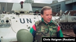 Joe Biden amerikai szenátorként egy dán ENSZ-különítmény páncélozott járműve előtt a szarajevói reptéren, 1993. április 9-én.