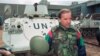 Tadašnji senator Džo Bajden razgovara s novinarima ispred danskog oklopnog transportera u sastavu UN na aerodromu u Sarajevu, 9. april 1993.