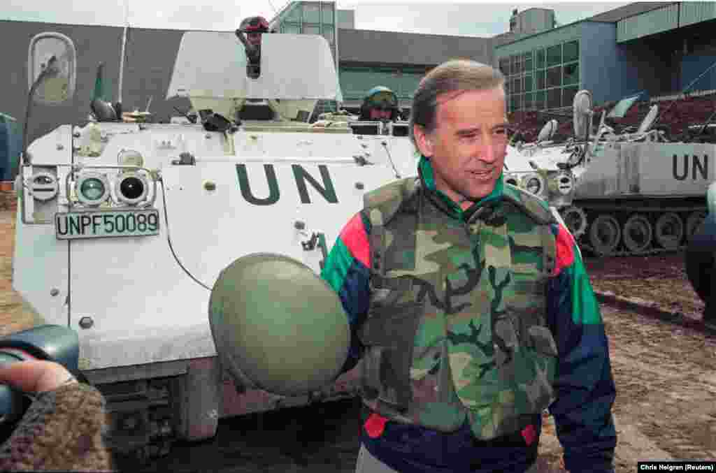 Joe Biden riporteri kérdésekre válaszol egy dán ENSZ-harcijármű előtt a szarajevói repülőtéren 1993-ban.
